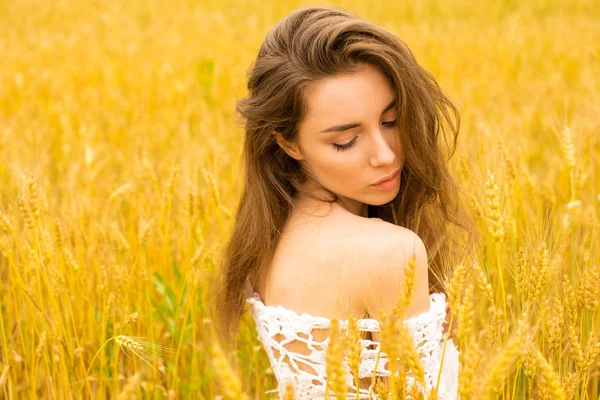 Brunetka kobieta na polu pszenicy — Zdjęcie stockowe