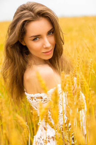 Брюнетка на пшеничном поле — стоковое фото