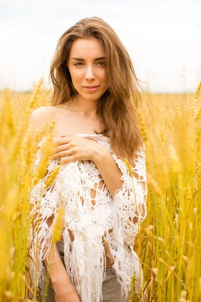 Brunette woman on wheat field — Stock Photo, Image