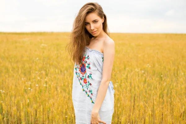 Mujer morena en campo de trigo —  Fotos de Stock