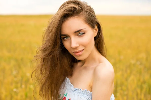 Brunette vrouw op tarweveld — Stockfoto