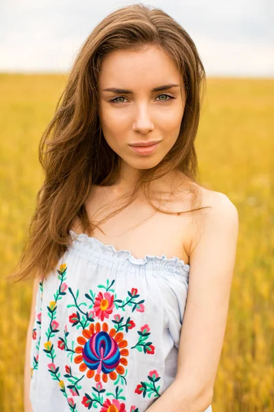 Brunette vrouw op tarweveld — Stockfoto