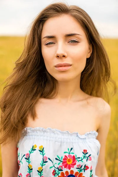 Giovane donna su uno sfondo di campo di grano dorato — Foto Stock