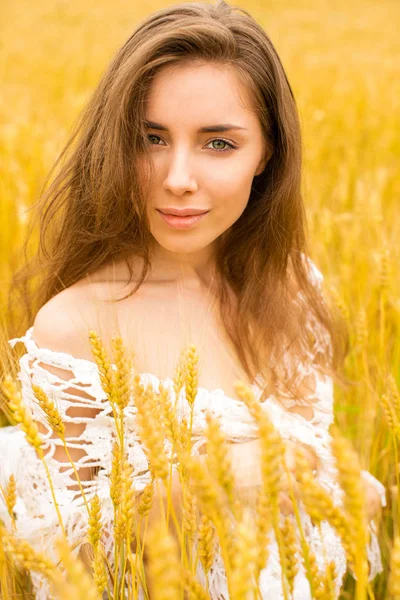 Brunetka kobieta na polu pszenicy — Zdjęcie stockowe