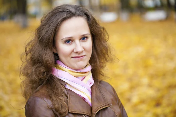 Jonge mooie vrouw in de herfst park — Stockfoto