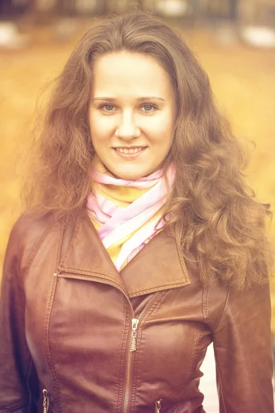 Jeune belle femme dans le parc d'automne — Photo