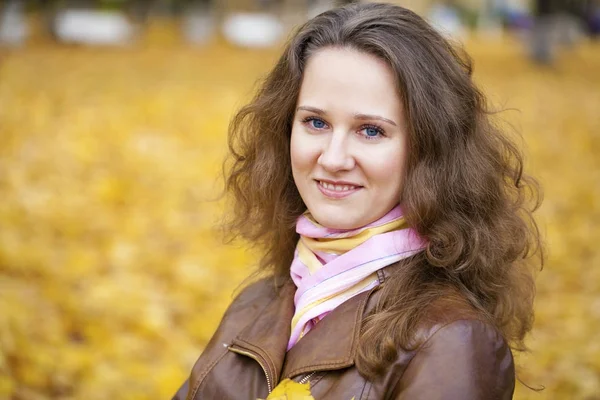 Junge schöne Frau im Herbstpark — Stockfoto