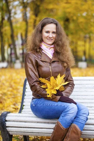 Joven hermosa mujer en otoño parque — Foto de Stock