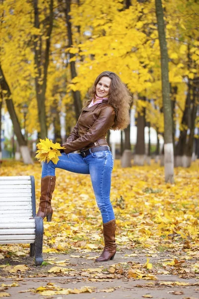 Herfst mode beeld van jonge vrouw wandelen in het park — Stockfoto