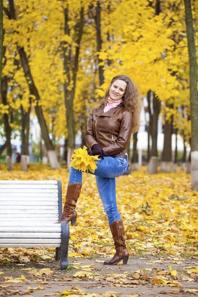 Imagem de moda de outono de mulher jovem andando no parque — Fotografia de Stock