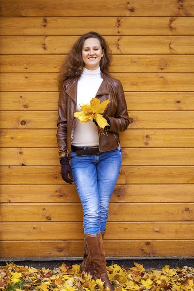 Jovem mulher feliz em jaqueta de couro marrom — Fotografia de Stock