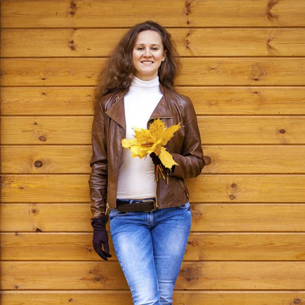 茶色の革のジャケットの若い幸せな女 — ストック写真