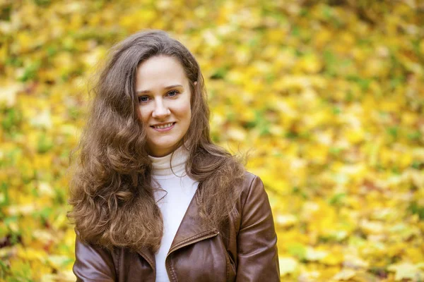 Joven hermosa mujer en otoño parque — Foto de Stock