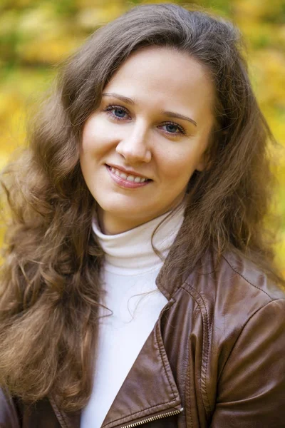 Jonge mooie vrouw in de herfst park — Stockfoto