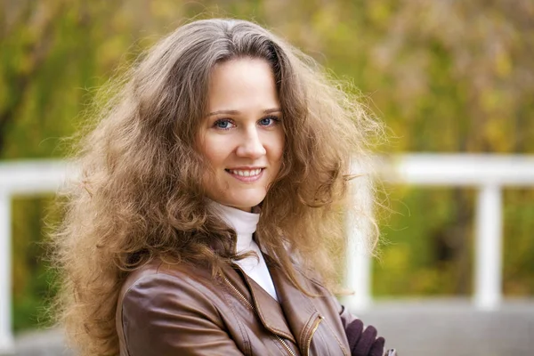 Giovane bella donna nel parco autunnale — Foto Stock