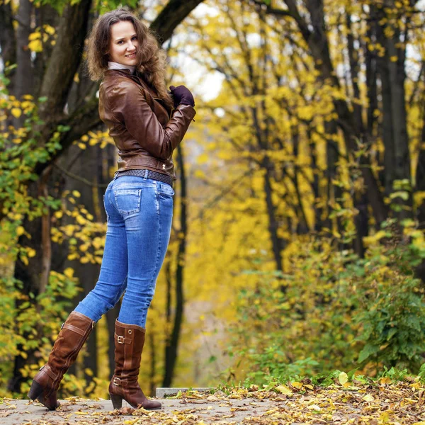 Imagem de moda de outono de mulher jovem andando no parque — Fotografia de Stock