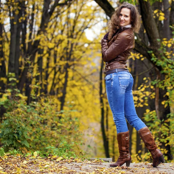 Imagem de moda de outono de mulher jovem andando no parque — Fotografia de Stock