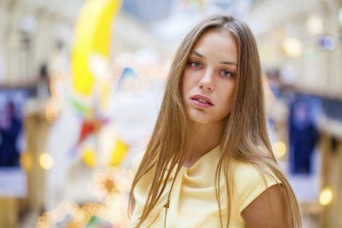 Sarı elbise içinde güzel mutlu kadın