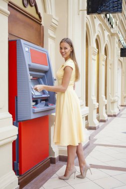 Atm de kredi kartından para çekme mutlu sarışın kadın 