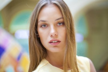 Sarı elbise içinde güzel mutlu kadın