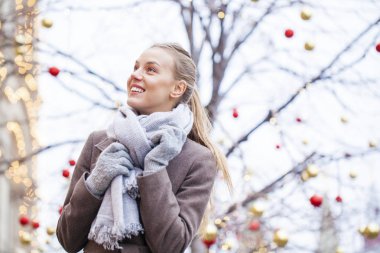 Genç güzel sarışın kadın kahverengi bir ceket 