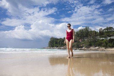 Kırmızı bikinili genç seksi kadın