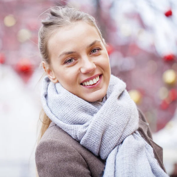 Jeune belle femme blonde dans un manteau brun — Photo