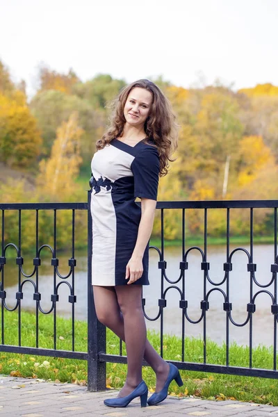 Retrato de hermosa joven feliz mujer — Foto de Stock