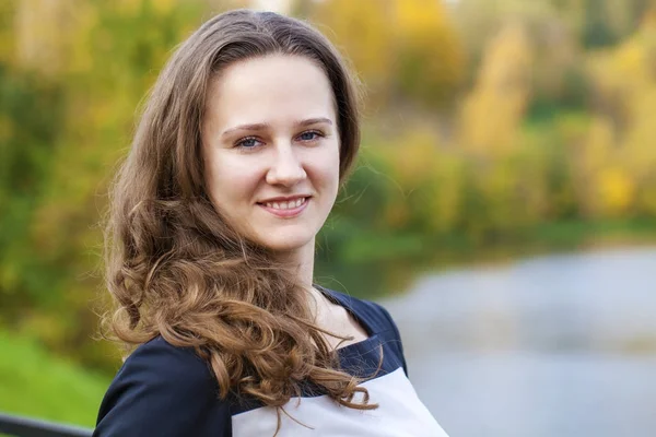 Retrato de bela jovem mulher feliz — Fotografia de Stock