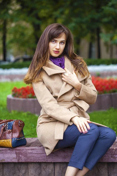 Portrait d'une jeune belle femme en manteau beige — Photo