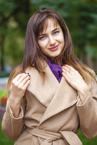 Retrato de una joven hermosa mujer en abrigo beige —  Fotos de Stock