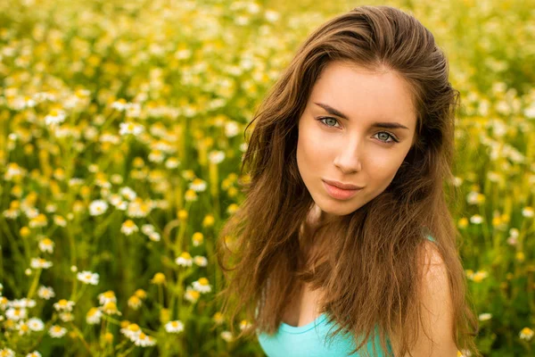 Szép barna nő a Kamilla field fénykép — Stock Fotó