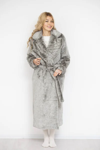 Joven hermosa mujer rubia en abrigo de piel gris —  Fotos de Stock