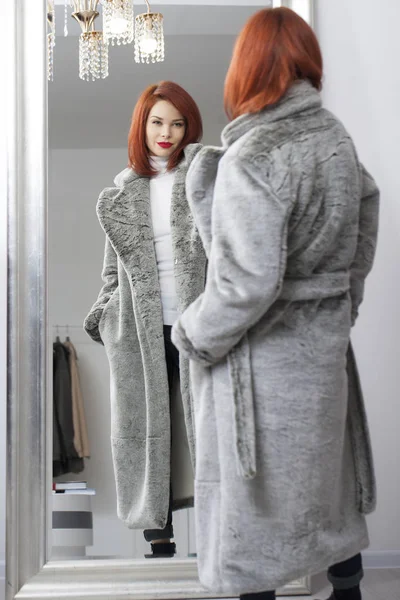 Jovem mulher loira bonita em casaco de pele cinza — Fotografia de Stock