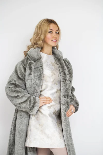Joven hermosa mujer rubia en abrigo de piel gris —  Fotos de Stock