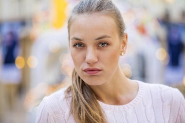 Portre genç güzel mutlu kadın kapatmak