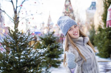 Mavi örgü şapka ve gri vizon co genç bir kadın portresi