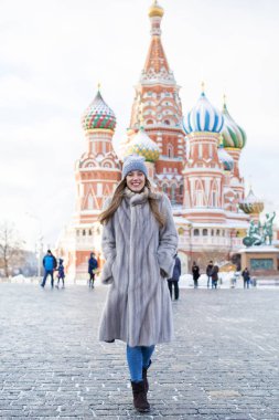 Mavi örgü şapka ve gri vizon co genç bir kadın portresi