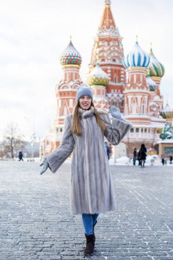 Mavi örgü şapka ve gri vizon co genç bir kadın portresi