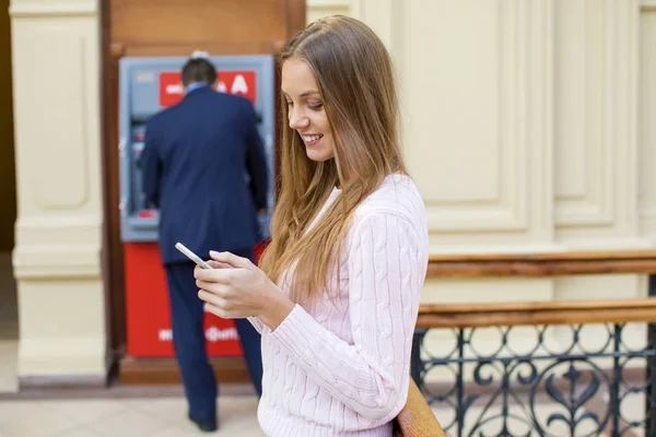 Femme blonde en arrière-plan dans le centre commercial ATM — Photo