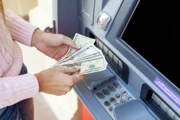 Jovem loira está segurando um dinheiro dólares — Fotografia de Stock