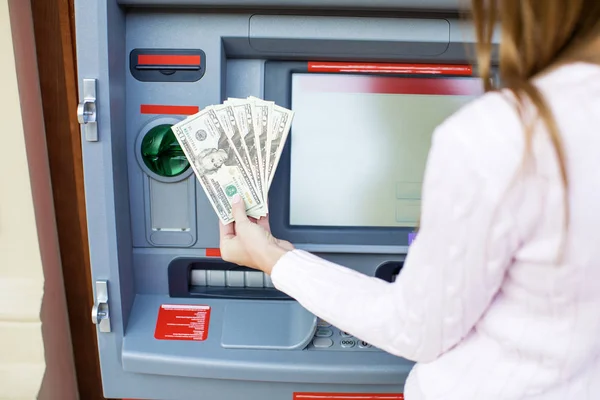 Jovem loira está segurando um dinheiro dólares — Fotografia de Stock