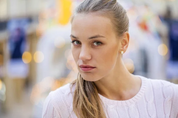 Portrait close up of young beautiful happy woman — Stock Photo, Image