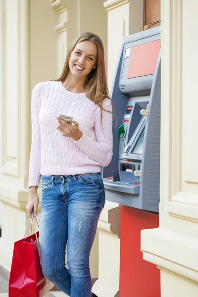Donna bionda sullo sfondo nel centro commerciale ATM — Foto Stock