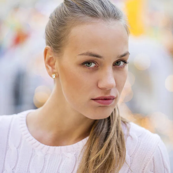 Retrato de cerca de la joven hermosa mujer feliz —  Fotos de Stock