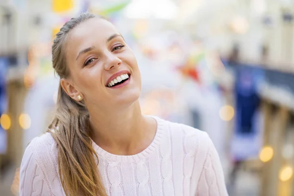 Portret close up van jonge mooie gelukkige vrouw — Stockfoto