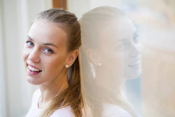 Portret close up van jonge mooie gelukkige vrouw — Stockfoto