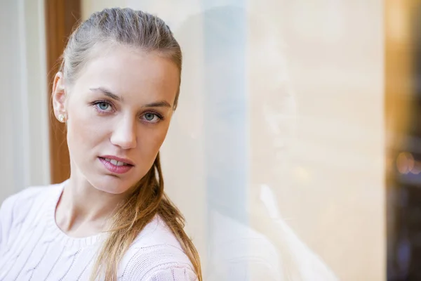 Retrato de cerca de la joven hermosa mujer feliz —  Fotos de Stock