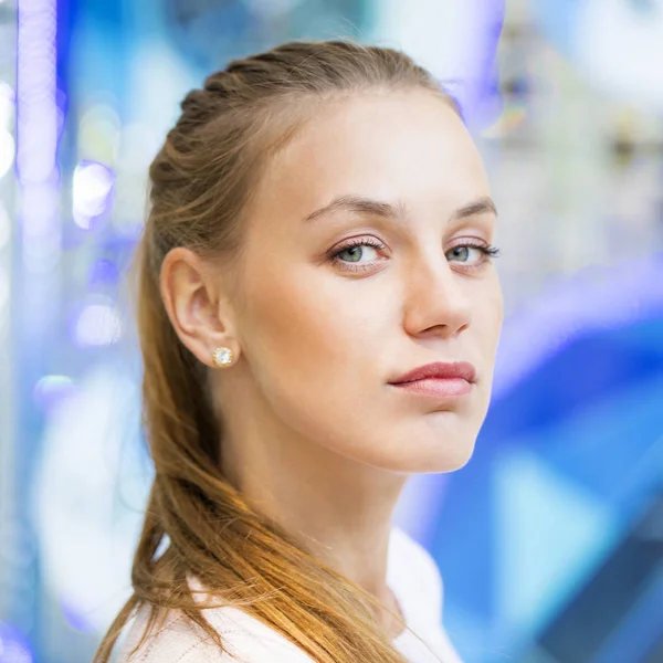 Retrato de cerca de la joven hermosa mujer feliz —  Fotos de Stock