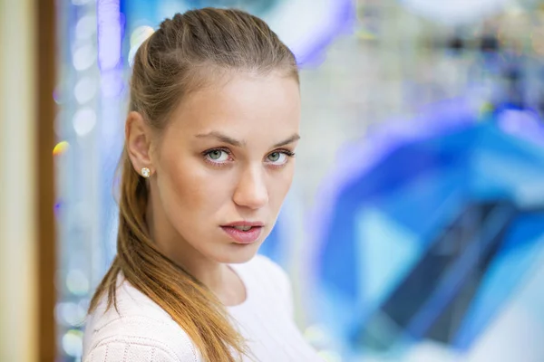 Retrato de cerca de la joven hermosa mujer feliz —  Fotos de Stock